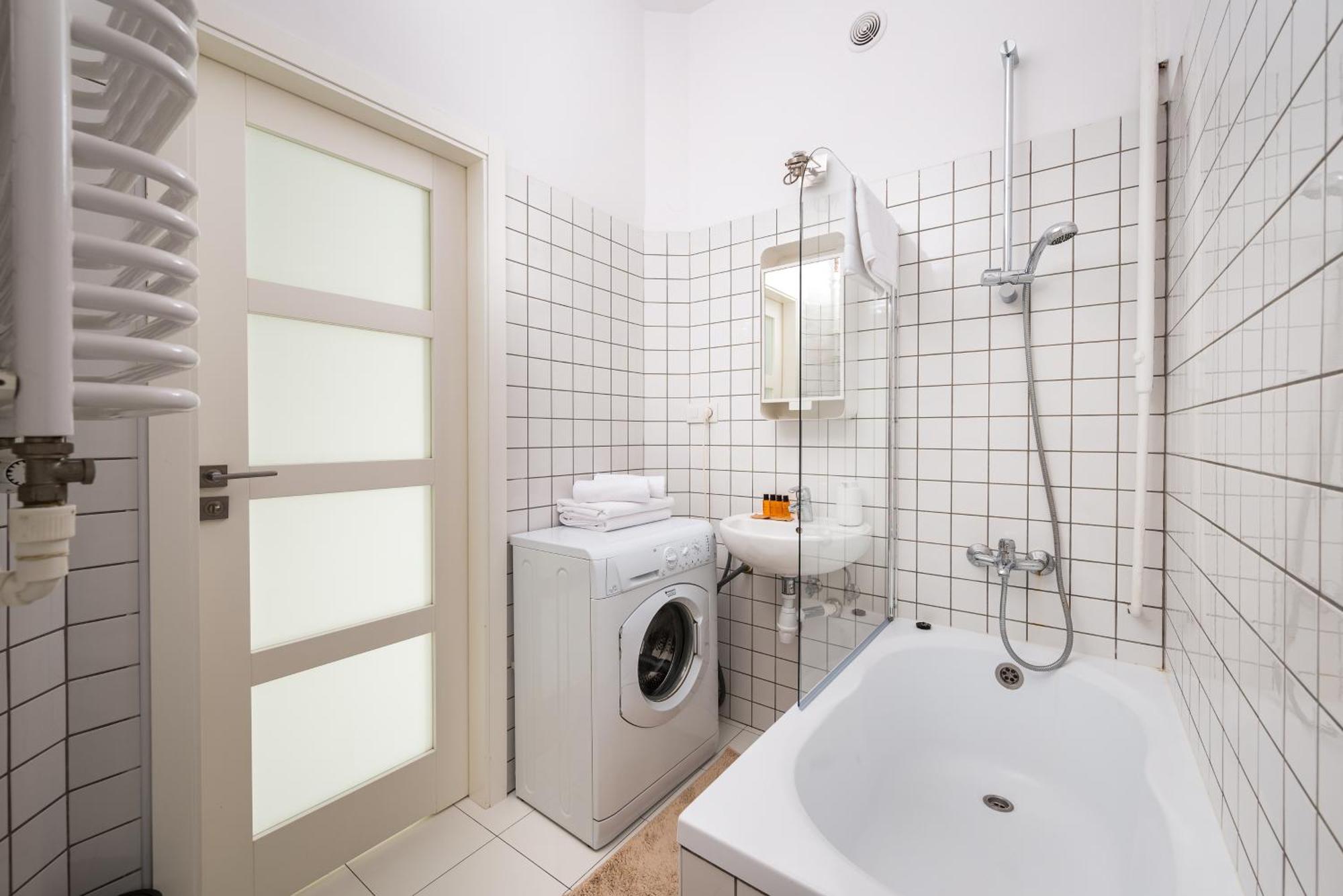 Wola Ratusz Homely Apartment Warsaw Exterior photo